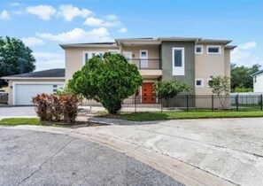 Exterior - Serene 3-bedroom villa with AC in vibrant Orlando (Orlando)