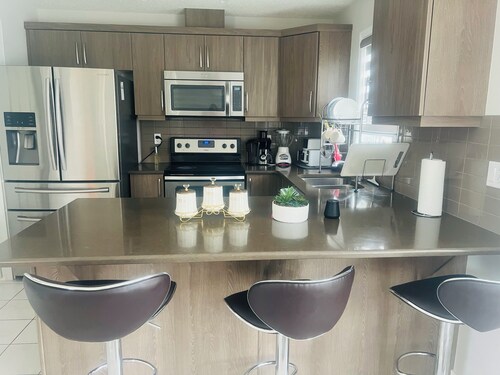 Beautiful, Modren family house 5 min from airport near busstop,resturants,Malls