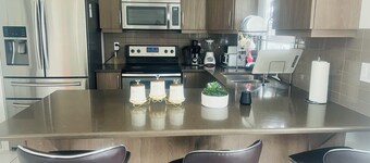 Beautiful, Modren family house 5 min from airport near busstop,resturants,Malls