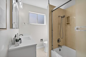Secadora de cabello, toallas, jabón, papel de baño 