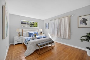 Tabla de planchar con plancha, wifi y ropa de cama 