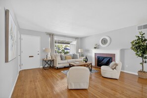 Living area - Terrific 3-bedroom house in Fremont perfect for your getaway (Fremont)
