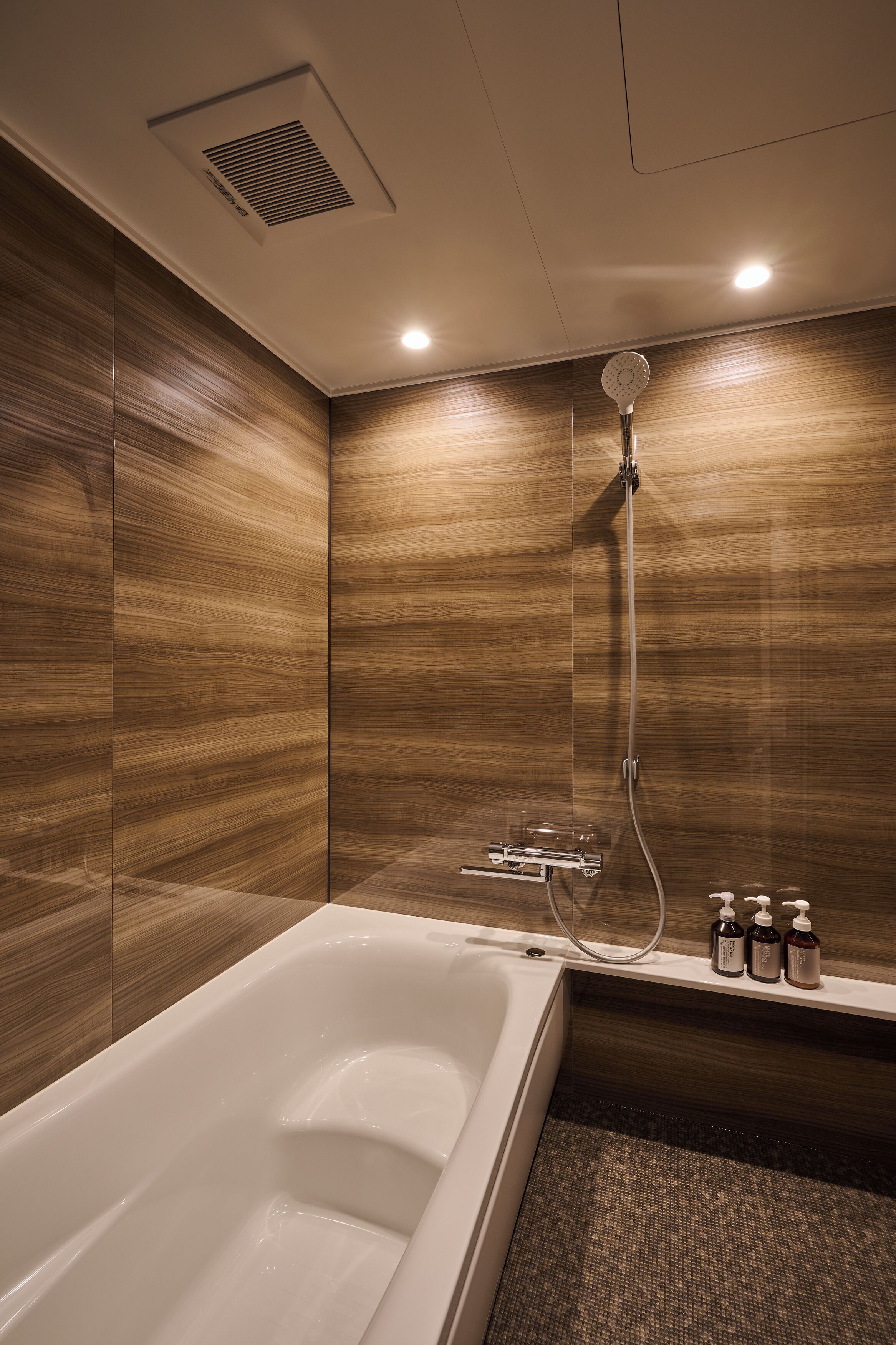 Combined shower/bathtub, free toiletries, hair dryer, slippers
