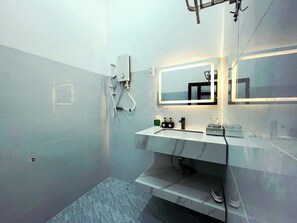 Shower, hydromassage showerhead, designer toiletries, hair dryer - An Thanh Motel (Cu Lao Dung)