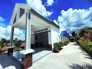 Vista frontal de la propiedad