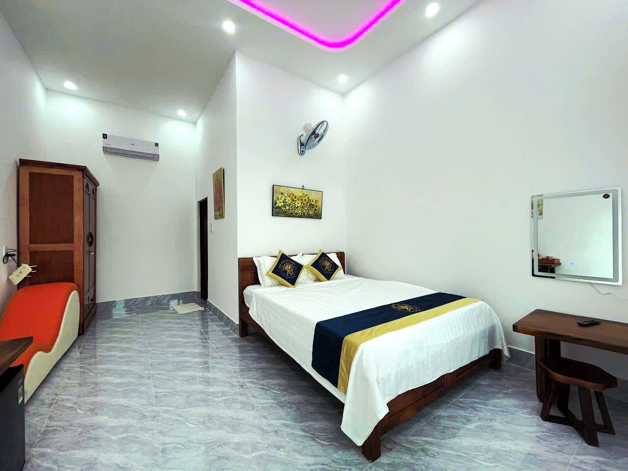 Premium bedding, free minibar items, in-room safe, blackout drapes
