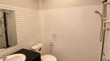 Douche, sĂšche-cheveux, chaussons, serviettes fournies