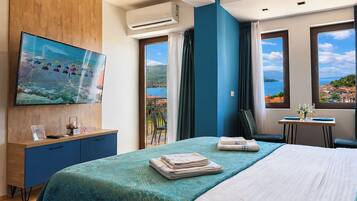 Estudio, vista al lago | Cortinas blackout, insonorización y tabla de planchar con plancha