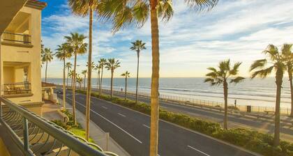 Unwind In Premium Beach-front Resort with Panoramic Ocean Views. 1Bd w/ Balcony