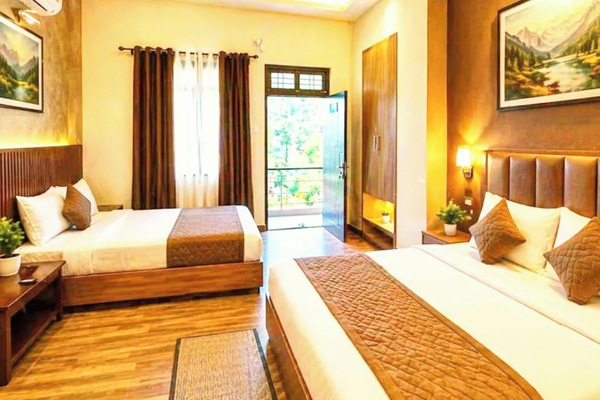 Deluxe Quadruple Room, Air conditioning | Hypo-allergenic bedding available, desk, soundproofing, WiFi (free)