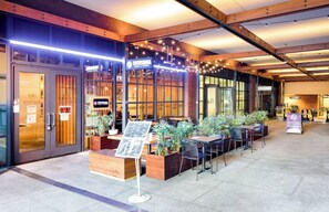 Outdoor dining - Furnished Studio Apartment in Hollywood (Los Angeles)