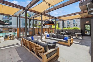 Outdoor dining - Furnished Studio Apartment in Hollywood (Los Angeles)