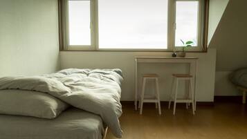 3 bedrooms, iron/ironing board, internet, bed sheets