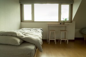 Tabla de planchar con plancha, internet y ropa de cama 