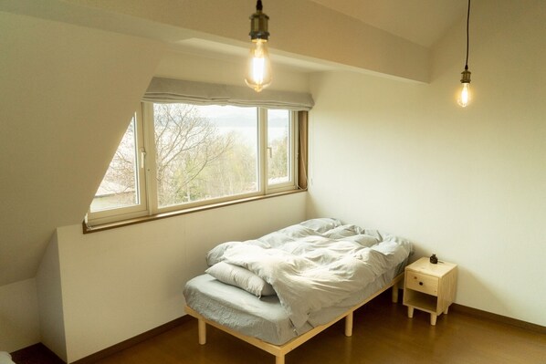 3 bedrooms, iron/ironing board, internet, bed sheets