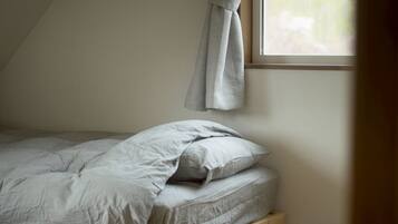 3 bedrooms, iron/ironing board, internet, bed sheets