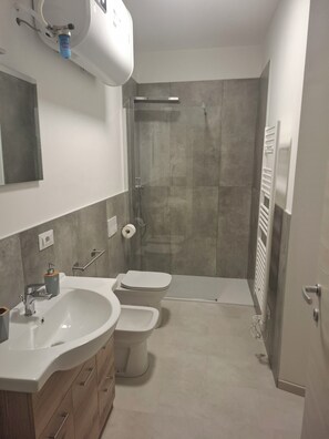 Towels, soap, toilet paper - Vrbo Property (Cuasso al Piano)