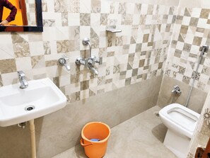 Bañera y ducha independientes, cabezal de ducha tipo lluvia y zapatillas