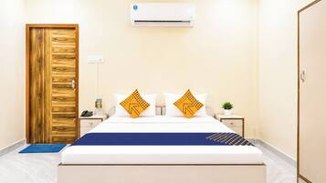 Deluxe Double Room, Air conditioning | Hypo-allergenic bedding, desk, soundproofing, free WiFi