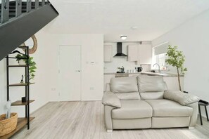 TV - 2-Bed House Near Bury Town Centre (Greater Manchester)