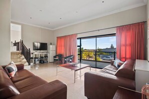 Een televisie, een open haard en een stereo