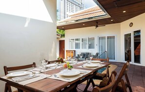 Outdoor dining - Luxury 4BR pool villa Pratamnak Soi5- 50m to beach (Pattaya)