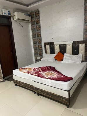 Laptop workspace - Harji Home Stay (Amritsar)