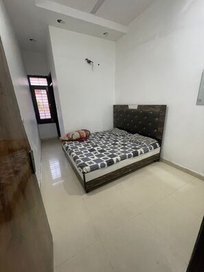 Laptop workspace - Harji Home Stay (Amritsar)