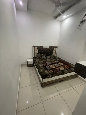 Habitación individual Confort, no fumadores | Espacio para trabajar con un portátil