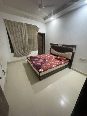 Laptop workspace - Harji Home Stay (Amritsar)