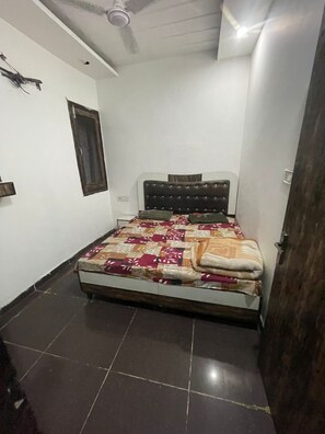 Laptop workspace - Harji Home Stay (Amritsar)
