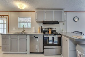 Refrigerador, microondas, placa de cocina, lavavajillas
