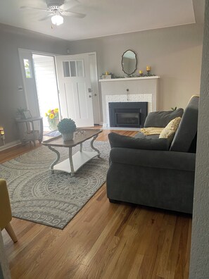 Living area - Hidden Gem close to I-5, 10 min. to downtown 2 bedroom w/AC in charming Salem OR (Salem)