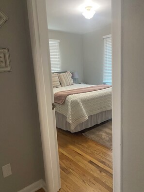 2 bedrooms, iron/ironing board, free WiFi, bed sheets - Hidden Gem close to I-5, 10 min. to downtown 2 bedroom w/AC in charming Salem OR (Salem)