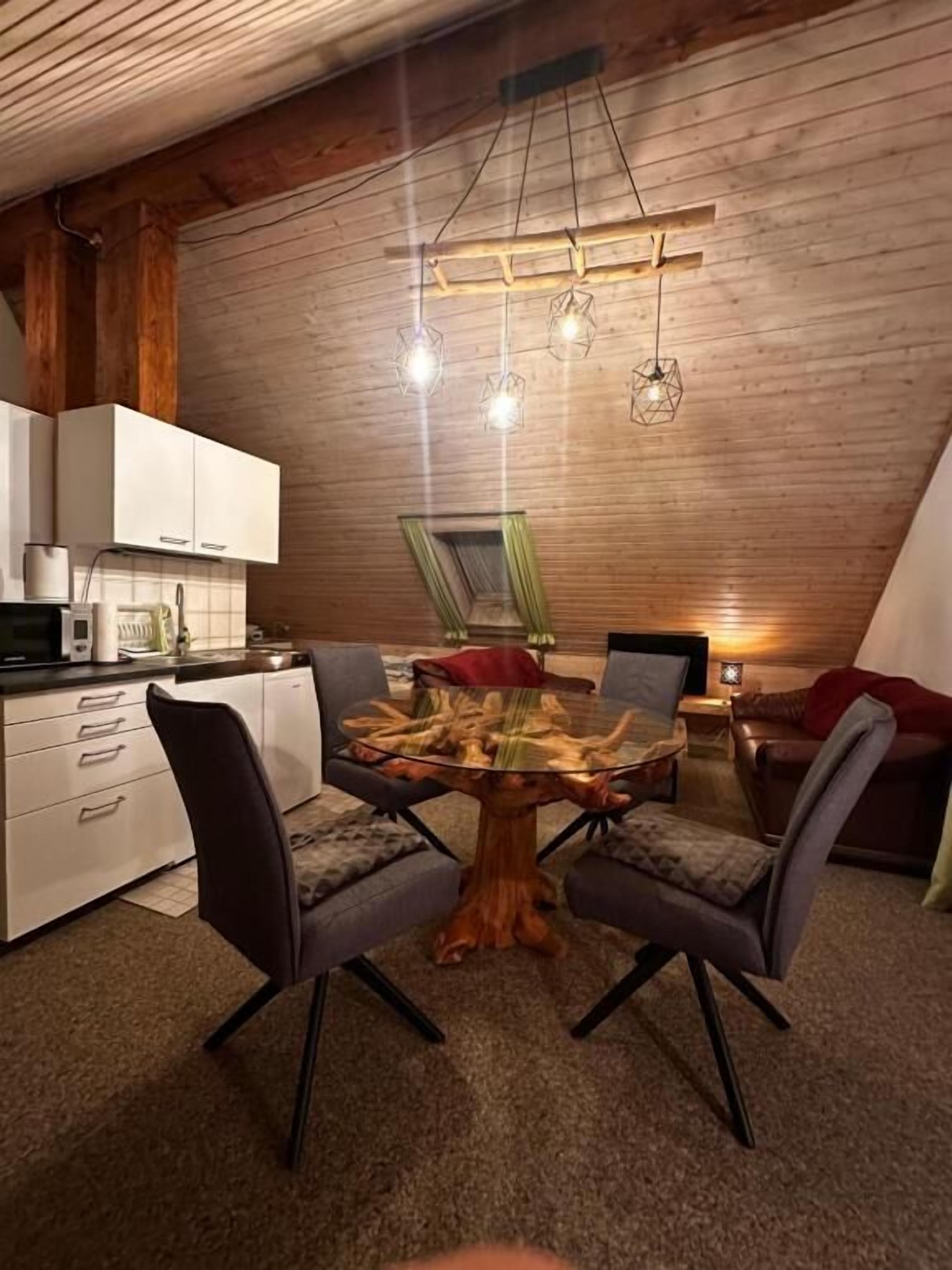 Estudi, balcó, vistes al turó | Interior