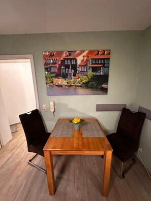 Apartment, Kitchenette, Courtyard View | Dining - Gästehaus Roensch (Frensdorf)