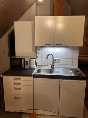 Studio, Balcony, Hill View | Private kitchen | Stovetop, cookware/dishes/utensils - Gästehaus Roensch (Frensdorf)