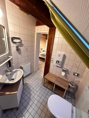 Apartment, Balcony, Garden View | Bathroom - Gästehaus Roensch (Frensdorf)