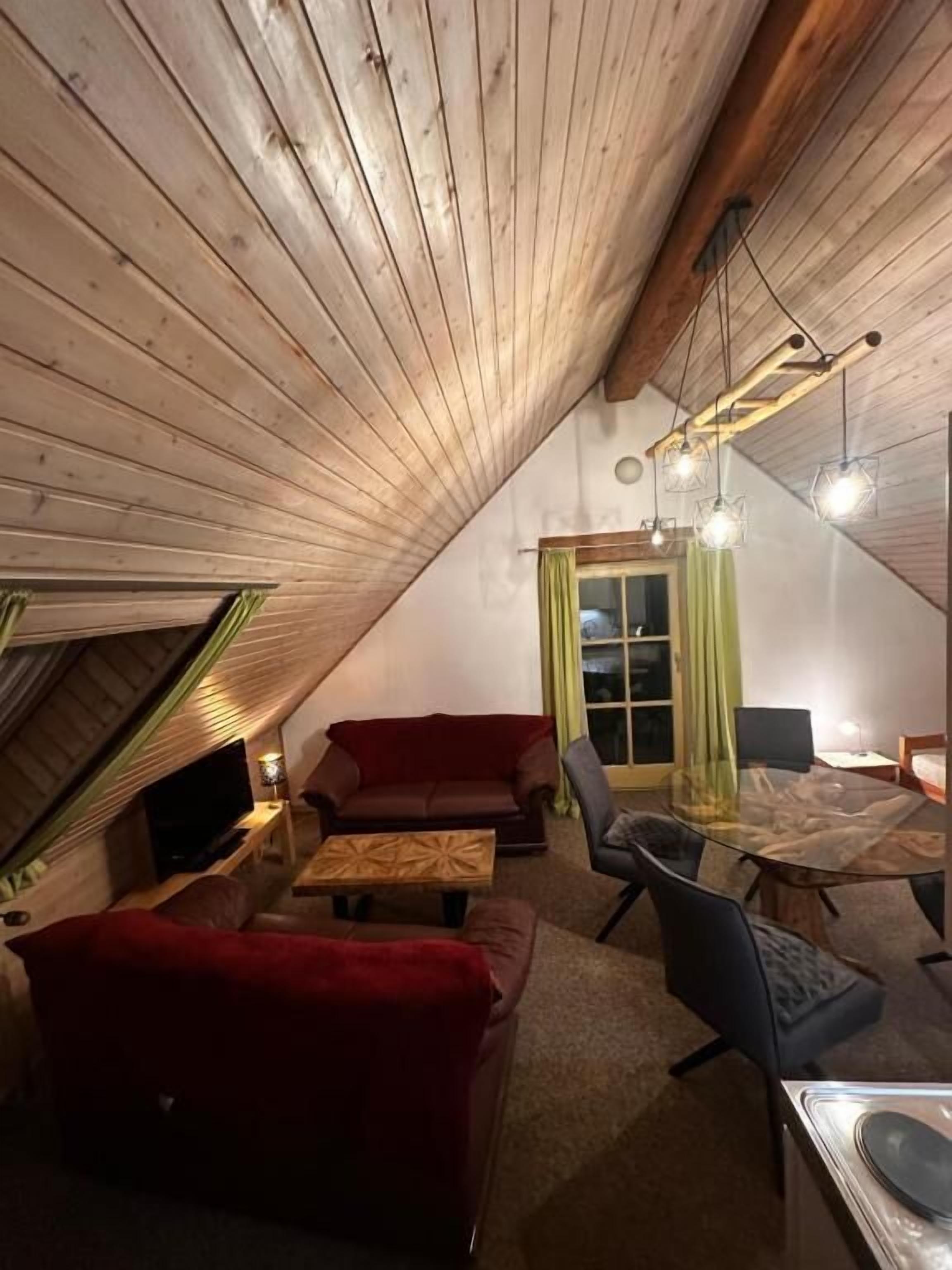 Studio, Balkon, Hügelblick | Wohnbereich | 30-Zoll-Fernseher mit Kabelempfang