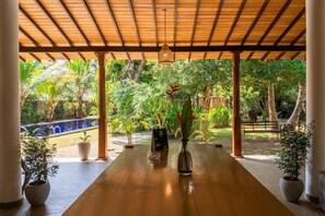 Quarto casal superluxo, vista para o pátio | Opções para refeição ao ar livre