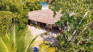 Quarto casal superluxo, vista para o pátio | Fachada