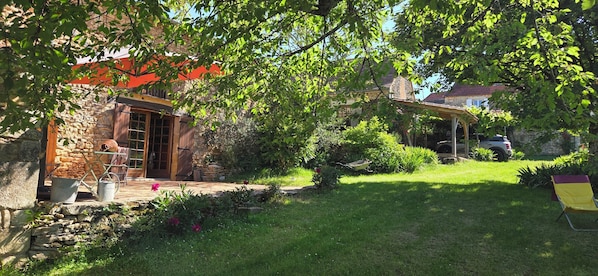 Terrace/patio - Vrbo Property (Castels et Bézenac)