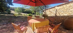 Outdoor dining - Vrbo Property (Castels et Bézenac)