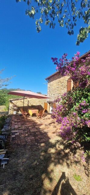 Outdoor dining - Vrbo Property (Castels et Bézenac)