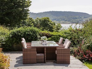 Outdoor dining - BRYN LLIFON, family friendly, country holiday cottage in Benllech (Pentraeth)