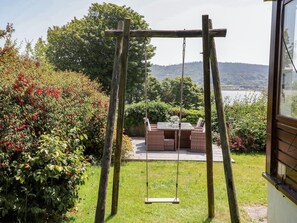 Outdoor dining - BRYN LLIFON, family friendly, country holiday cottage in Benllech (Pentraeth)