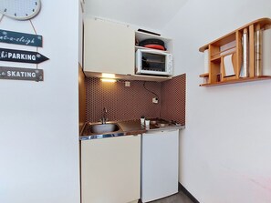 Kühlschrank, Mikrowelle, Kochgeschirr/Geschirr/Besteck
