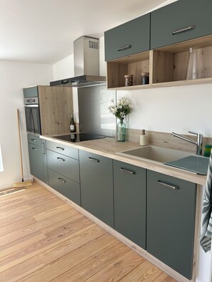 Fridge, oven, stovetop, dishwasher - Vrbo Property (Bergerac)