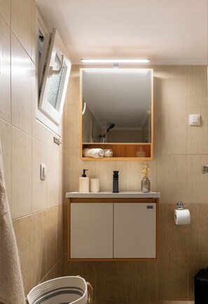 Asciugacapelli, bidet, asciugamani, sapone
