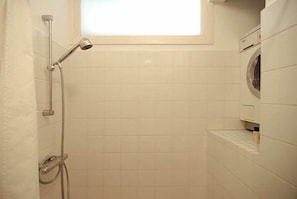 Een douche, een haardroger, handdoeken, shampoo